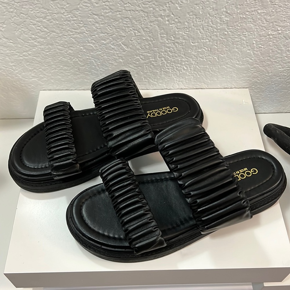 NWT Cute Sandals!